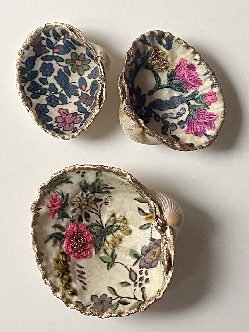 Coquillages brodés "Fleurs roses“