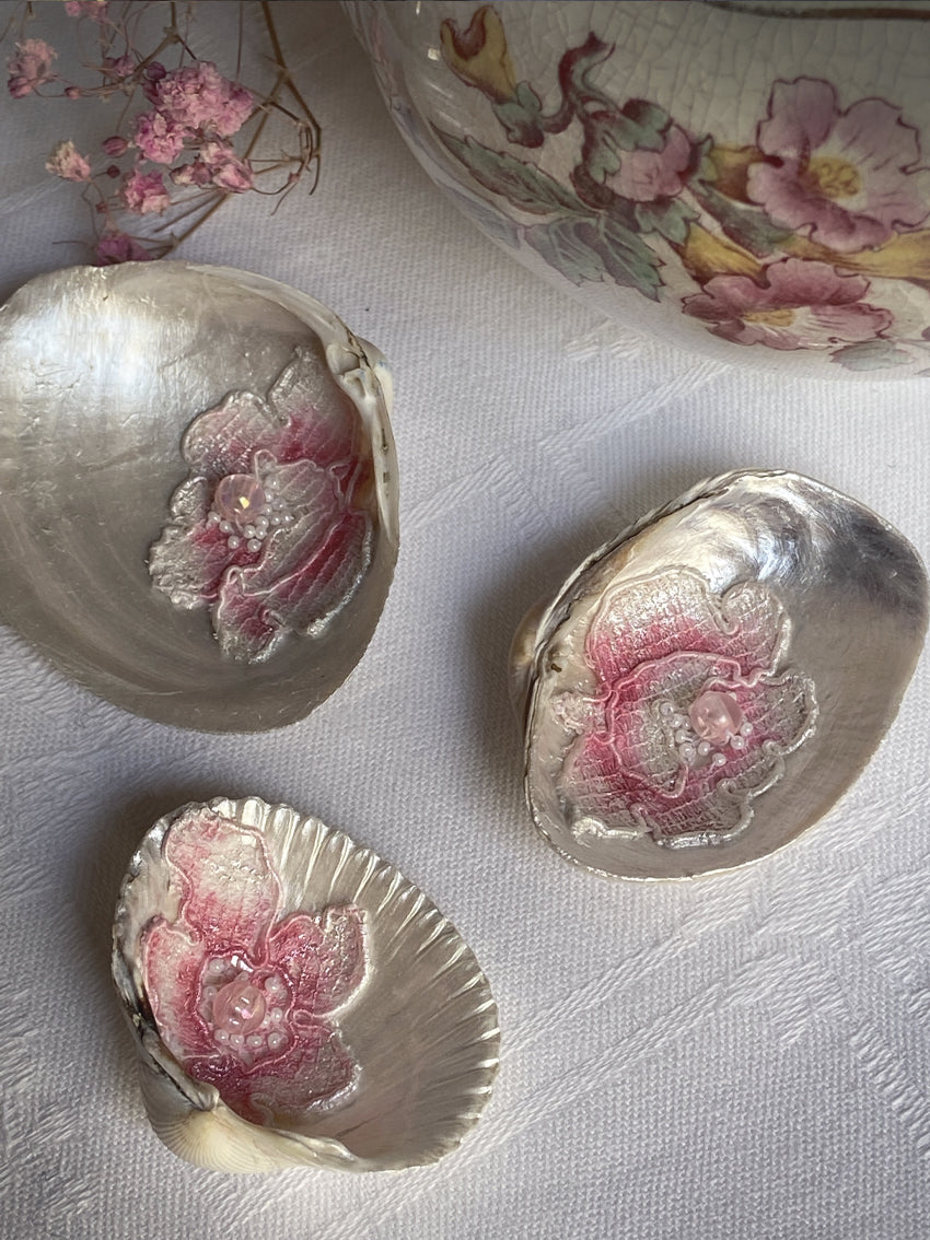 Coquillages brodés "Roses“