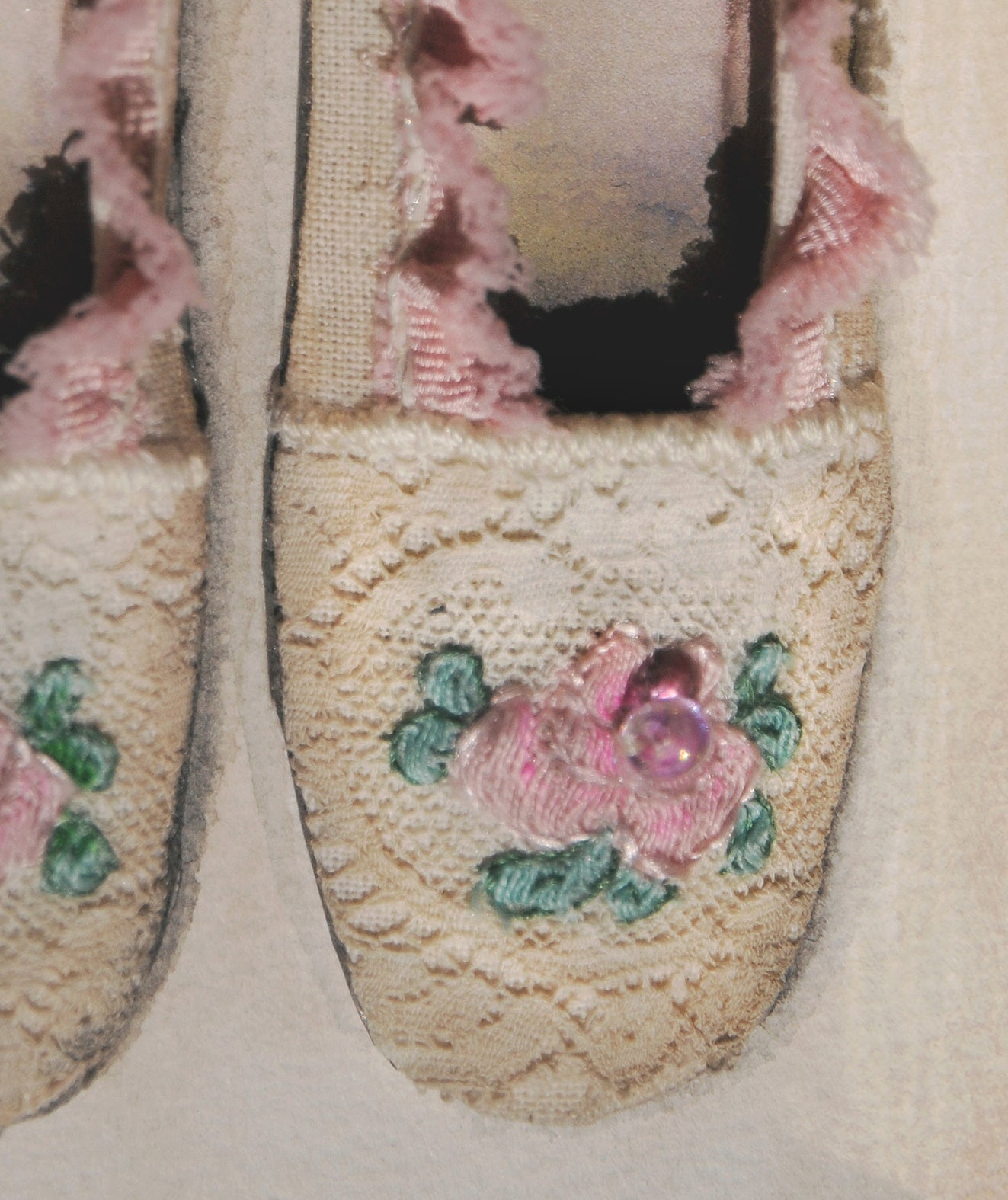 Tableau "Chaussons dentelle et roses"