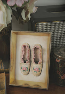 Tableau "Chaussons dentelle et roses"